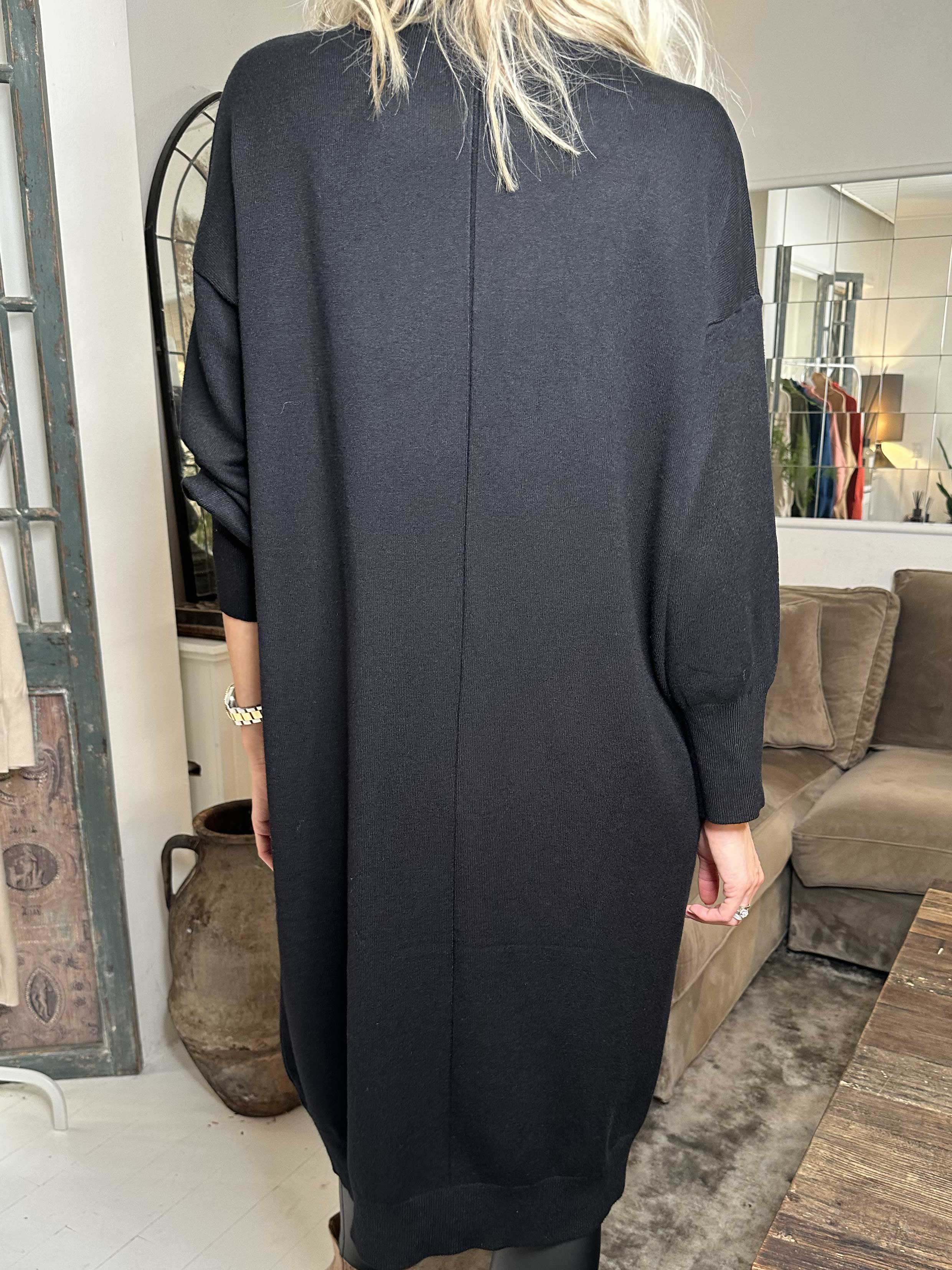 Maniya - Dejlig blød strikkjole med rullekrave